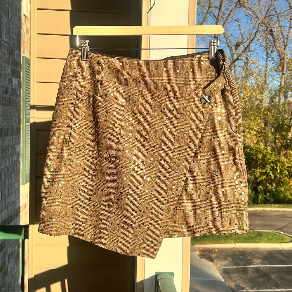 🆕 DKNY Gold Metallic Sequin Wrap Mini Skirt Size 8 Asymmetrical Holiday Party - Picture 5 of 16